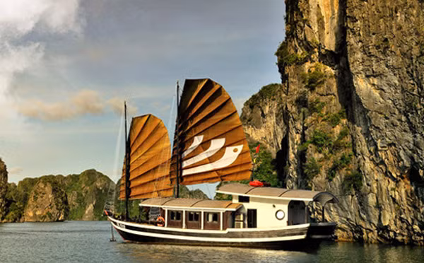 Được thiết kế theo phong cách của 3 du thuyền lớn Bhaya Classic, 2 du thuyền nhỏ Bhaya Legend I và II chỉ có 1 hoặc 2 phòng nghỉ sang trọng dành cho các du khách muốn thuê thuyền riêng để du ngoạn vịnh Hạ Long.