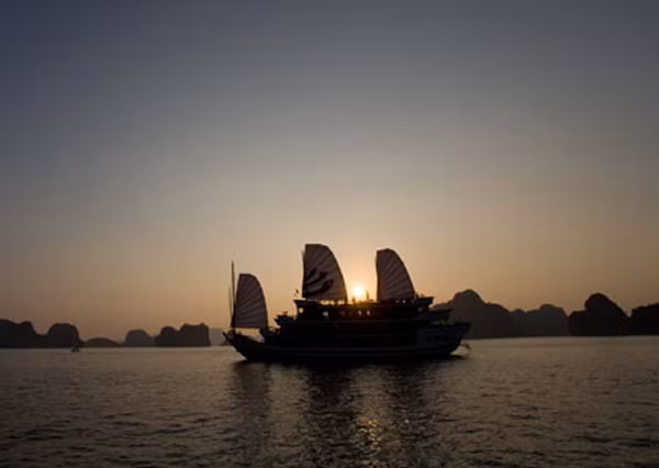 Mỗi du thuyền có 20 phòng nghỉ sang trọng với sức chứa 40 hành khách, được bài trí theo phong cách truyền thống phương Đông kết hợp với sự tiện nghi và hiện đại phương Tây.