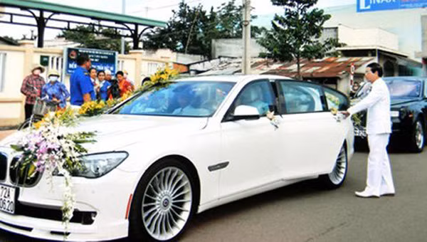 3. BMW Alpina B7 Có vẻ như vị đại gia đất Vũng Tàu rất thích những chiếc xế độ cao cấp. Ngoài sở hữu chiếc Mercedes-Benz S63 do AMG độ, ông còn sở hữu BMW Alpina B7 được độ bởi hãng độ xe lừng danh Alpina đến từ nước Đức. Alpina B7 chỉ được sản xuất giới hạn với một số lượng nhất định kèm theo giá bán là 123.000 USD trong khi giá bán của một chiếc BMW 750Li (bản trục cơ sở kéo dài) chỉ khoảng 83.000 USD mà thôi. Bù lại, người dùng sẽ được tận hưởng sức mạnh dũng mảnh trên khối động cơ công suất 500 mã lực và bộ tiêu chuẩn tùy chọn đắt tiền của BMW. 3. BMW Alpina B7 Có vẻ như vị đại gia đất Vũng Tàu rất thích những chiếc xế độ cao cấp. Ngoài sở hữu chiếc Mercedes-Benz S63 do AMG độ, ông còn sở hữu BMW Alpina B7 được độ bởi hãng độ xe lừng danh Alpina đến từ nước Đức. Alpina B7 chỉ được sản xuất giới hạn với một số lượng nhất định kèm theo giá bán là 123.000 USD trong khi giá bán của một chiếc BMW 750Li (bản trục cơ sở kéo dài) chỉ khoảng 83.000 USD mà thôi. Bù lại, người dùng sẽ được tận hưởng sức mạnh dũng mảnh trên khối động cơ công suất 500 mã lực và bộ tiêu chuẩn tùy chọn đắt tiền của BMW.