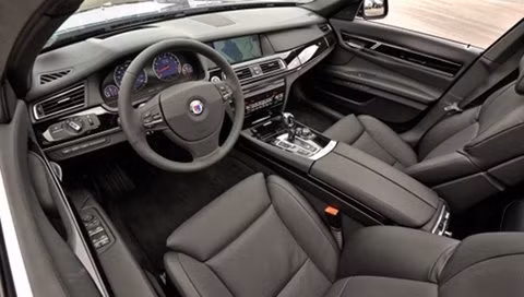 So với dòng xe nguyên bản, Alpina B7 có bộ phanh lớn hơn, bộ giảm xóc cũng cứng hơn cho mức độ an toàn cao hơn khi vận hành cùng với hệ thống treo được lập trình khác. Bên cạnh đó là bộ tiêu chuẩn có đủ túi khí, hệ thống ổn định thân xe điện tử và hệ thống kiểm soát độ bám đường. Bên trong nội thất cũng là những đường nét chi tiết quen thuộc ở B7 series nhưng thêm vào đó là những chi tiết được làm bằng da, cụm đồng hồ nổi bật hơn, ốp bậu cửa có đèn, vô lăng dọc da được khâu bằng thủ công và những lo go của hảng Alpina. Thêm nữa, khách hàng còn có thể tùy chọn nội thất bằng gỗ đen hoặc màu tím mía. So với dòng xe nguyên bản, Alpina B7 có bộ phanh lớn hơn, bộ giảm xóc cũng cứng hơn cho mức độ an toàn cao hơn khi vận hành cùng với hệ thống treo được lập trình khác. Bên cạnh đó là bộ tiêu chuẩn có đủ túi khí, hệ thống ổn định thân xe điện tử và hệ thống kiểm soát độ bám đường. Bên trong nội thất cũng là những đường nét chi tiết quen thuộc ở B7 series nhưng thêm vào đó là những chi tiết được làm bằng da, cụm đồng hồ nổi bật hơn, ốp bậu cửa có đèn, vô lăng dọc da được khâu bằng thủ công và những lo go của hảng Alpina. Thêm nữa, khách hàng còn có thể tùy chọn nội thất bằng gỗ đen hoặc màu tím mía.