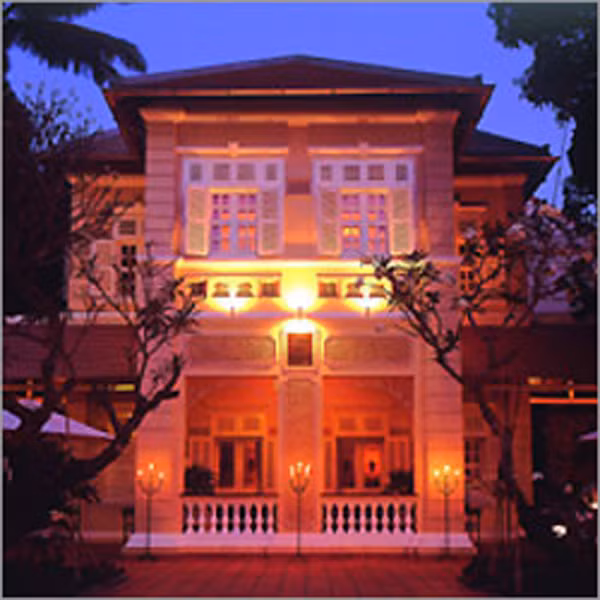 “Au Manoir”, viên trang ở ngoại ô thành phố, là điểm lui tới của những tao nhân mặc khách vào dịp cuối tuần. Ngôi biệt thự cổ kiểu Pháp này có diện tích 1.000m2, người chủ đầu tư đã dành nhiều ưu ái cho mảng xanh bao bọc lấy toàn bộ khối công trình. Nó níu chân những cơn gió làm mát khu vườn vốn dậy hương hoa sứ.