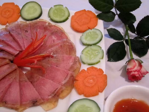 Với giá bán lẻ khoảng 250.000 đồng/kg, bạn sẽ có ngay một món ăn lý tưởng cho các bữa tiệc, đám cưới, giỗ chạp hay làm quà biếu trong các dịp Lễ, Tết.
