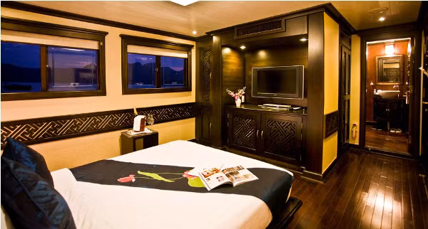 Với mức đầu tư lên tới 1.5 triệu US$ mỗi du thuyền, Paradise Cruise có các loại phòng khác nhau: Cao cấp (16.2m²); cabin sang trọng (18.2m²); thượng hạng (23m2 - 26m²)... Với mức đầu tư lên tới 1.5 triệu US$ mỗi du thuyền, Paradise Cruise có các loại phòng khác nhau: Cao cấp (16.2m²); cabin sang trọng (18.2m²); thượng hạng (23m2 - 26m²)...