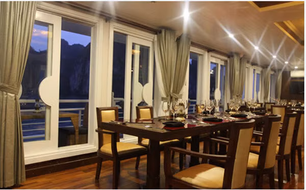 Ở độ cao 12m so với mực nước biển, khu nhà hàng của du thuyền Âu Cơ được thiết kế mở với nội thất sang trọng, tạo cho du khách cảm giác ấm cúng và thoải mái trong mỗi bữa ăn. Ở độ cao 12m so với mực nước biển, khu nhà hàng của du thuyền Âu Cơ được thiết kế mở với nội thất sang trọng, tạo cho du khách cảm giác ấm cúng và thoải mái trong mỗi bữa ăn.
