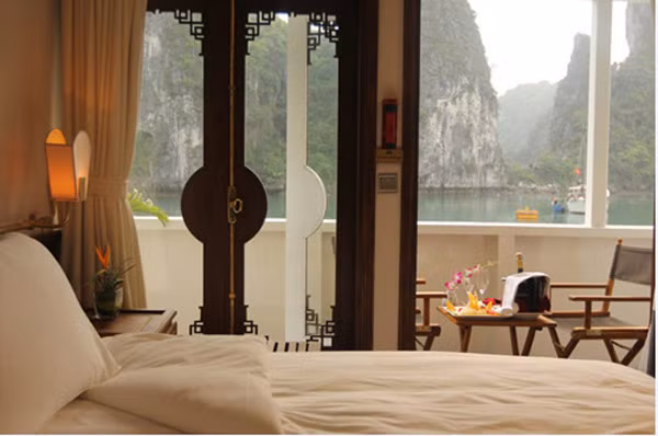 Đặc biệt mỗi cabin đều có ban công riêng đảm bảo sự riêng tư tuyệt đối cho du khách tận hưởng cảnh đẹp trong suốt hành trình đến với vịnh Hạ Long. Đặc biệt mỗi cabin đều có ban công riêng đảm bảo sự riêng tư tuyệt đối cho du khách tận hưởng cảnh đẹp trong suốt hành trình đến với vịnh Hạ Long.