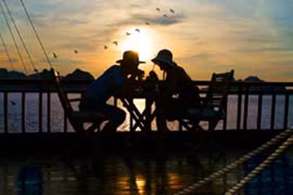 Khoảnh khắc lãng mạn và thiêng liêng nhất là vào buổi hoàng hôn, chiều xuống hay ban đêm. Khoảnh khắc lãng mạn và thiêng liêng nhất là vào buổi hoàng hôn, chiều xuống hay ban đêm.