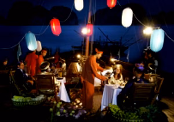 Nhiều hoạt động về đêm cũng được tổ chức ngay trên tàu trong không khí vui vẻ cùng không gian đầy lãng mạn. (Ảnh chụp trên tàu Indochina Sails). Nhiều hoạt động về đêm cũng được tổ chức ngay trên tàu trong không khí vui vẻ cùng không gian đầy lãng mạn. (Ảnh chụp trên tàu Indochina Sails).