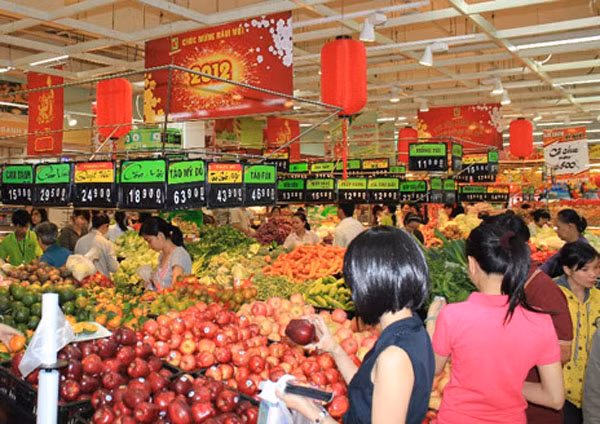 Từ sáng mùng 2 Tết, các chợ lẻ và một số siêu thị trên địa bàn Hà Nội, TP.HCM đã hoạt động trở lại. Tuy nhiên, sức mua chủ yếu tập trung chủ yếu vào nhóm hàng tươi sống, rau củ quả, nước ngọt, bia... do nhiều gia đình tổ chức ăn tiệc, họp mặt đầu năm... Từ sáng mùng 2 Tết, các chợ lẻ và một số siêu thị trên địa bàn Hà Nội, TP.HCM đã hoạt động trở lại. Tuy nhiên, sức mua chủ yếu tập trung chủ yếu vào nhóm hàng tươi sống, rau củ quả, nước ngọt, bia... do nhiều gia đình tổ chức ăn tiệc, họp mặt đầu năm...