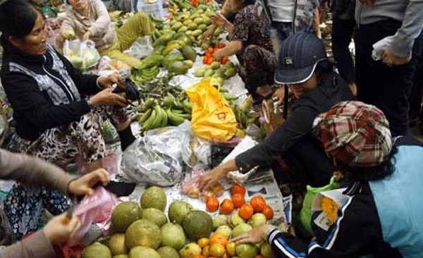 Mặc dù nhiều tiểu thương còn nghỉ Tết, lượng hàng về chợ giảm, tuy nhiên, theo ghi nhận của nhóm phóng viên vov, sức mua tại các chợ có tăng nhẹ, đặc biệt là ở những mặt hàng thịt gà, tôm, cá thác lác, rau củ quả... Mặc dù nhiều tiểu thương còn nghỉ Tết, lượng hàng về chợ giảm, tuy nhiên, theo ghi nhận của nhóm phóng viên vov, sức mua tại các chợ có tăng nhẹ, đặc biệt là ở những mặt hàng thịt gà, tôm, cá thác lác, rau củ quả...