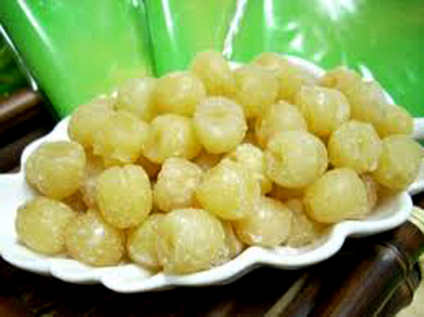 8. Mứt sen trần Mứt sen trần là món ngon và bổ dưỡng cho gia đình, đặc biệt là trẻ em trong những ngày Tết. Mứt khéo là khi nào hạt sen thật bùi, không bị vỡ, không dính vào nhau, thơm hoa bưởi, trong và có màu trắng ngà ngà ẩn hơi vàng vàng.