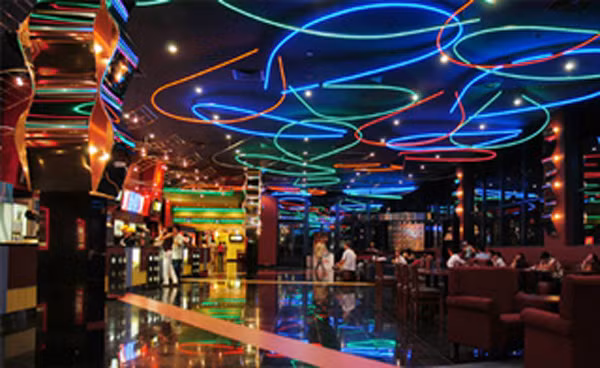 Sự có mặt của cụm rạp hiện đại đầu tiên tại Hà Nội là Megastar vào tháng 4/2006 đã làm thay đổi đáng kể mô hình hoạt động của các rạp chiếu phim Hà Nội. Sự có mặt của cụm rạp hiện đại đầu tiên tại Hà Nội là Megastar vào tháng 4/2006 đã làm thay đổi đáng kể mô hình hoạt động của các rạp chiếu phim Hà Nội.