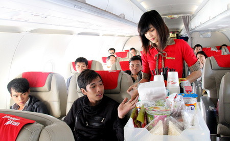 Nhằm tăng thêm hào hứng trước các trận bóng mùa EuroCup, VietJetAir mở bán online hơn 5000 vé giá chỉ 299,000 đồng, vào mỗi đêm trong suốt tuần lễ chung kết tranh chức vô địch.
