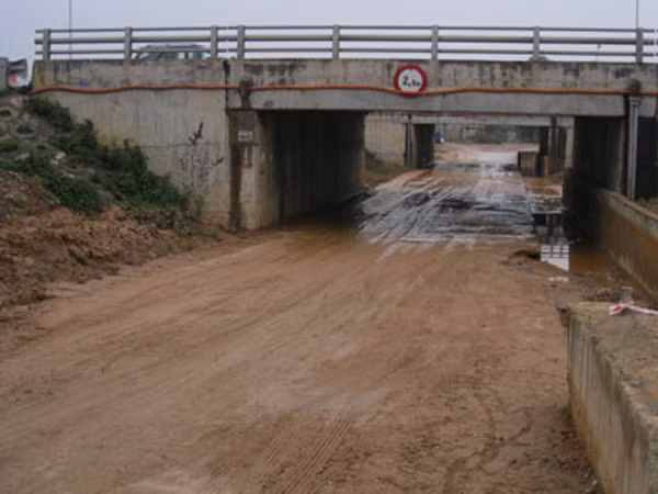 4. Sự cố vỡ đường ống dẫn nước sạch trên Đại lộ Thăng Long Sáng 4/2, đã xảy ra sự cố trên đại lộ Thăng Long thuộc địa phận xã An Khánh, huyện Hoài Đức, Hà Nội khi đường ống dẫn nước từ Nhà máy nước Sông Đà tại Hòa Bình về Hà Nội của Tổng công ty cổ phần Xuất nhập khẩu và xây dựng VN (Vinaconex) bị vỡ. Do đường ống lắp đặt trong dải phân cách giữa làn ôtô với làn đường đô thị phía ngoài nên sự cố làm nước tuôn xối xả khoét sâu vào taluy nền đường tạo thành một hố lớn có đường kính khoảng 3,5m, sâu hơn 2,5m. Bên cạnh đó, lượng nước thoát ra từ đường ống đã làm ngập hai hầm chui dân sinh số 5 và 6 trên đại lộ khiến việc đi lại khó khăn do dòng nước cuốn theo cả bùn đất vào đường hầm. (Ảnh: Hanoimoi)