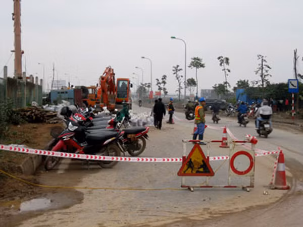 Đây cũng là nguyên nhân gây nên cảnh mất nước không được báo trước của hàng nghìn hộ dân ở các khu vực Thanh Xuân, Cầu Giấy, Hoàng Mai, bức xúc, phẫn nộ này đã được rấy lên thành cao trào trong những ngày vừa qua.