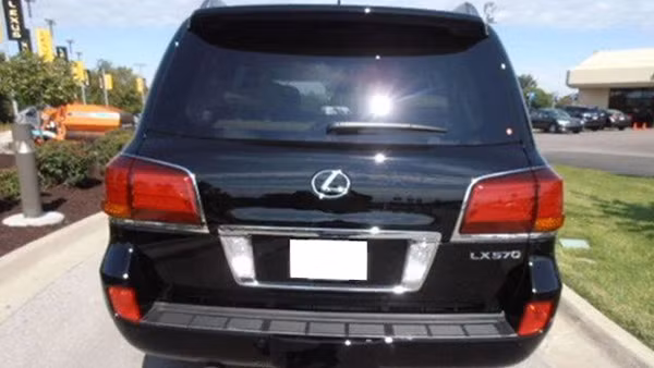 Không chỉ có một mà trong showroom của Cường Luxury có tới ba chiếc Lexus. Trong đó có một chiếc CT200h 2011 và hai chiếc xe thể thao đa dụng cỡ lớn LX570 2011 đen và trắng.