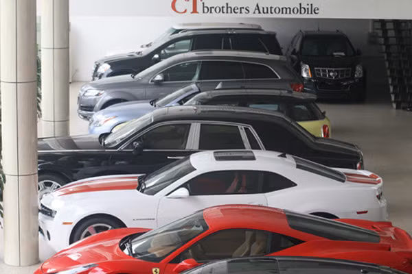 Showroom của đại gia này có những mẫu xe là niềm mơ ước của nhiều người như Ferrari 458 Italia, Audi R8 hay Rolls-Royce Phantom.