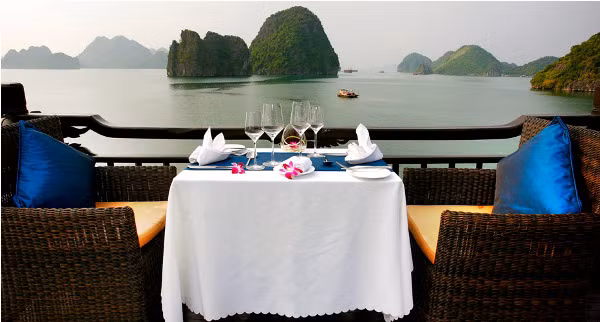 Ban công rộng và thoáng – nơi du khách có thể ngồi nhâm nhi ly cà phê, đọc báo vào buổi sáng hay ngắm hoàng hôn lên, mặt trời lặn trên biển, cảm nhận những khoảnh khắc thú vị có một không hai trên vịnh Hạ Long. Ban công rộng và thoáng – nơi du khách có thể ngồi nhâm nhi ly cà phê, đọc báo vào buổi sáng hay ngắm hoàng hôn lên, mặt trời lặn trên biển, cảm nhận những khoảnh khắc thú vị có một không hai trên vịnh Hạ Long.