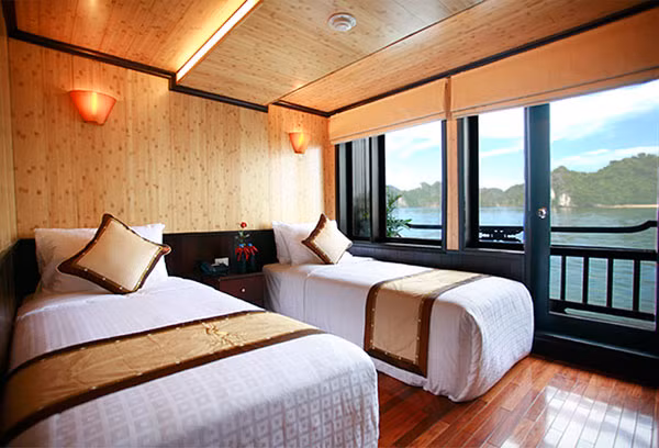 Tất cả các phòng đều có view nhìn ra biển, được thiết kế bằng gỗ hương và các chi tiết nội thất được chạm khắc hoàn toàn bằng tay. Chỉ cần kéo tấm rèm cửa lên, bạn có thể vừa nằm dài thảnh thơi trên giường vừa ngắm nhìn vịnh Hạ Long mênh mông sóng nước phía ngoài xa. Tất cả các phòng đều có view nhìn ra biển, được thiết kế bằng gỗ hương và các chi tiết nội thất được chạm khắc hoàn toàn bằng tay. Chỉ cần kéo tấm rèm cửa lên, bạn có thể vừa nằm dài thảnh thơi trên giường vừa ngắm nhìn vịnh Hạ Long mênh mông sóng nước phía ngoài xa.