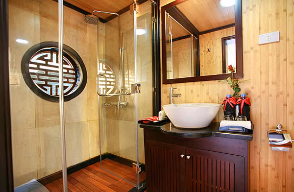 Phòng tắm đứng được trang bị hiện đại trên tàu Syrena. Phòng tắm đứng được trang bị hiện đại trên tàu Syrena.