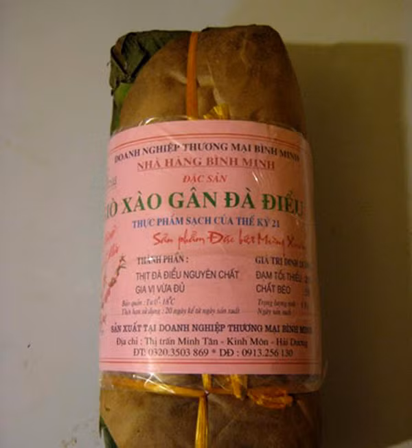 3. Giò đà điểu Món giò đà điểu có hương vị rất riêng, màu gần giống với thịt bò, nhưng ăn mềm, giòn, nhưng ăn không ngấy, hương vị dễ chịu, không quá ngấy và ngán như giò bò.