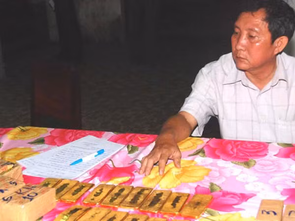 92 thỏi vàng được giấu dưới ghế ngồi 0 giờ 30 phút ngày 4-2-2010, trên tuyến đường nối với đường cao tốc TPHCM-Trung Lương thuộc địa phận xã Tân Hiệp, huyện Châu Thành, tỉnh Tiền Giang, tổ CSGT kiểm tra chiếc ô tô hiệu Ford Everest, biển số 67M-2029 do tài xế Trần Phi Toàn (30 tuổi, ngụ xã Vĩnh Ngươn, thị xã Châu Đốc, tỉnh An Giang) điều khiển, phát hiện trên xe có tổng cộng 92 thỏi vàng. Mỗi thỏi cân nặng 1 kg được giấu dưới ghế ngồi, trong các hộc đựng hàng hóa và trong người của Lê Văn Don, Hồng Đức Sanh và Nguyễn Văn Lợi (tất cả cùng ngụ tỉnh An Giang). Tại cơ quan điều tra, những người có liên quan không xuất trình được chứng từ chứng minh nguồn gốc số vàng trên. Họ khai chỉ là người vận chuyển thuê cho “ông trùm” Nguyễn Ngọc Luân (53 tuổi) và “bà trùm” Nguyễn Thị Tuyết Vân (còn gọi là Út Vân, 45 tuổi, cả hai cùng ở phường Châu Phú A, thị xã Châu Đốc, tỉnh An Giang). (Nguồn: Nguoilaodong).