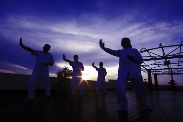 Giữa mênh mông biển trời, hãy tận hưởng những giây phút thư giãn tuyệt đối và hãy bắt đầu một ngày mới với bài tập dưỡng sinh (trên boong của tàu Emotion). Giữa mênh mông biển trời, hãy tận hưởng những giây phút thư giãn tuyệt đối và hãy bắt đầu một ngày mới với bài tập dưỡng sinh (trên boong của tàu Emotion).