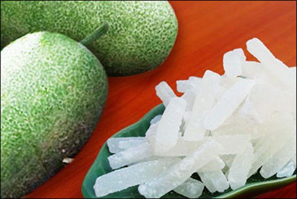 6. Mứt bí Mứt bí là loại mứt duy nhất được dùng nhiều khi làm các loại bánh (bánh trung thu, bánh pía), trong khi các loại mứt khác không được “ưu ái” đến như vậy. Do đó, trong danh sách các loại mứt ngày Tết, phải “ưu tiên” mứt bí lên hàng đầu. Bởi lẽ, với món mứt bí này, nếu có thừa thì bạn có thể gói kín cất đi để làm bánh vào lúc khác được.