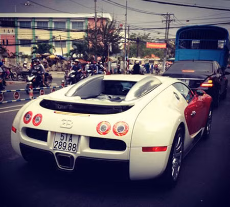 3. Lộ diện thiếu gia Sài thành sở hữu siêu xe triệu đô Bugatti Veyron Siêu xe Bugatti Veyron giá xấp xỉ 80 tỷ đồng về Việt Nam đã không chỉ là sự kiện đình đám đối với dân đam mê xe, mà đã trở thành sự kiện gây xôn xao dư luận đặc biệt trong thời gian gần đây. Qua nhiều người thuộc các câu lạc bộ xe hơi ở Sài thành, thì chủ nhân của siêu xe mang biển số 51A 289.88 này không phải ai xa lạ mà là một tên tuổi đã quen thuộc của làng xe Việt: Thiếu gia Phạm Trần Nhật Minh - Phó Tổng giám đốc Công ty TNHH nhựa Long Thành.