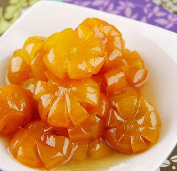 7. Mứt quất Không có loại mứt gì đặc trưng Tết hơn loại này, cay nồng và ấm áp. Chỉ có dịp gần Tết, các hàng mứt cổ truyền ở Hà Nội mới xào mứt quất. Có thể vì quất gần Tết mới già quả, xào không nát, nên các hàng cả năm mới nổi lửa một lần. Quả quất 7 cánh đều chằn chặn, không nát, không mất cánh nào, màu vàng óng ánh của quất còn mang lại vận may cho năm mới sắp đến nữa.