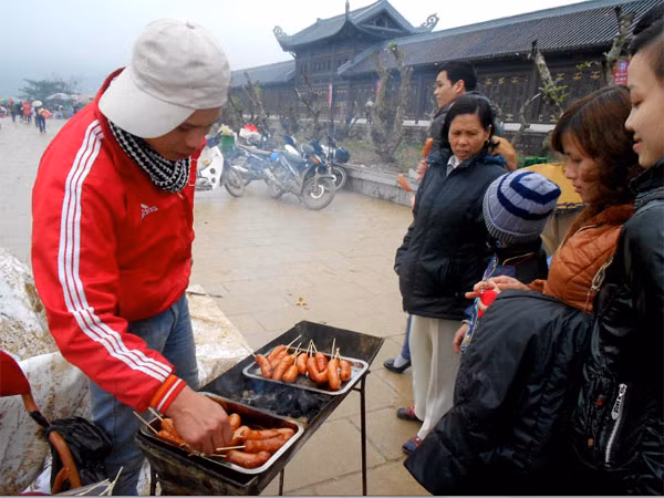 Nếu như ở Hà Nội, thông thường, giá chiếc xúc xích này khoảng 8.000 đồng thì tại lễ khai hội chùa Bái Đính, một chiếc xúc xích được đội giá lên 15.000 đồng. Theo ước tính của người bán xúc xích này, mỗi ngày anh bán sơ sơ cũng được... vài trăm chiếc.
