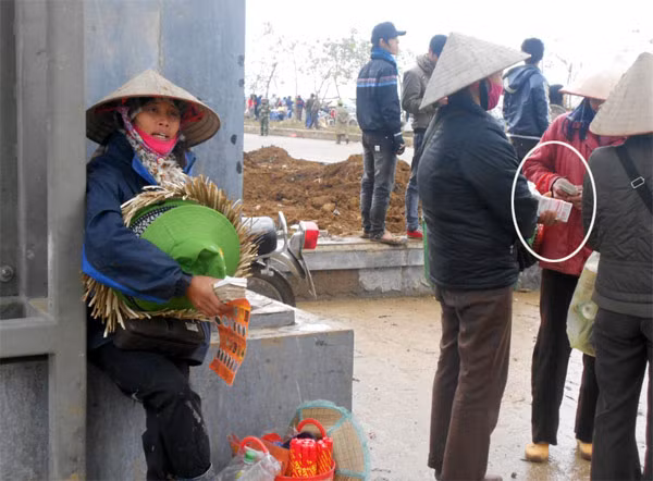 Dịch vụ đổi tiền lẻ theo đó cũng bội thu khi hàng ngày có hàng vạn người tới thăm quan và cúng viếng chùa Bái Đính. Với mức hoán đổi “10 ăn 7” hoặc “10 ăn 8”, theo chia sẻ của những người làm nghề: “mỗi ngày tôi cũng kiếm được vài trăm gọi là đủ sống”.