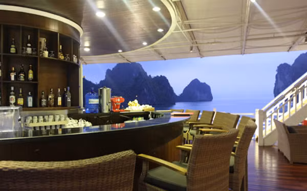 Quầy bar Trên tầng thượng của du thuyền 5 sao Âu Cơ là khu quầy bar với không gian mở, tuân theo quy tắc phong thủy: Nóng – Động – Năng, hòa hợp với 3 yếu tố khác là Lạnh – Trung – Thổ. Quầy bar Trên tầng thượng của du thuyền 5 sao Âu Cơ là khu quầy bar với không gian mở, tuân theo quy tắc phong thủy: Nóng – Động – Năng, hòa hợp với 3 yếu tố khác là Lạnh – Trung – Thổ.