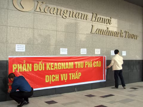 Suốt một năm qua, cư dân Keangnam đã đấu tranh không mệt mỏi về phí dịch vụ của tòa nhà cao nhất Việt Nam này, tuy nhiên, cho tới nay vẫn chưa có kết quả như mong đợi. (Ảnh nguồn: Internet) Suốt một năm qua, cư dân Keangnam đã đấu tranh không mệt mỏi về phí dịch vụ của tòa nhà cao nhất Việt Nam này, tuy nhiên, cho tới nay vẫn chưa có kết quả như mong đợi. (Ảnh nguồn: Internet)