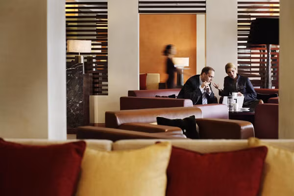 Du khách trao đổi công việc tại sảnh ngoài của InterContinental Hanoi Westlake. Du khách trao đổi công việc tại sảnh ngoài của InterContinental Hanoi Westlake.