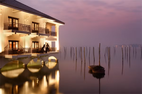 Đặc điểm nổi bật của khách sạn 5 sao “đệ nhất Hà Thành” này là toàn bộ phòng ngủ, nhà hàng, khu giải trí đều nằm trên mặt nước hồ Tây. Đặc điểm nổi bật của khách sạn 5 sao “đệ nhất Hà Thành” này là toàn bộ phòng ngủ, nhà hàng, khu giải trí đều nằm trên mặt nước hồ Tây.