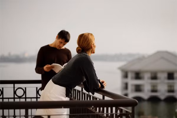 Thư giãn ngắm nhìn biển trời bao la. Thư giãn ngắm nhìn biển trời bao la.