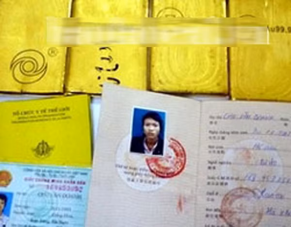 Vụ việc gây xôn xao dư luận nhất năm 2010 đó là vụ cuốn hơn 100 cây vàng quanh bụng Tối 12/3, Bộ đội Biên phòng Lào Cai đã bắt được thủ phạm. Tại cơ quan điều tra, nam thanh niên 17 tuổi ở Kim Bảng, Hà Nam khai là Chu Văn Doanh. Để vận chuyển 4kg vàng trái phép từ Hà Khẩu (Trung Quốc) về Việt Nam, nam thanh niên 17 tuổi dùng dây nịt quấn bốn miếng quanh bụng rồi mặc áo khoác che kín.