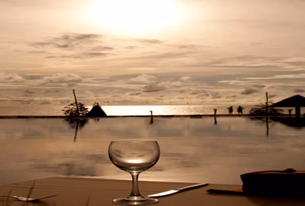 Bar bãi biển là một nơi tuyệt vời với các loại rượu, cocktail, thức uống được chọn lọc, cùng với một lối bày trí dễ chịu và ấm áp.