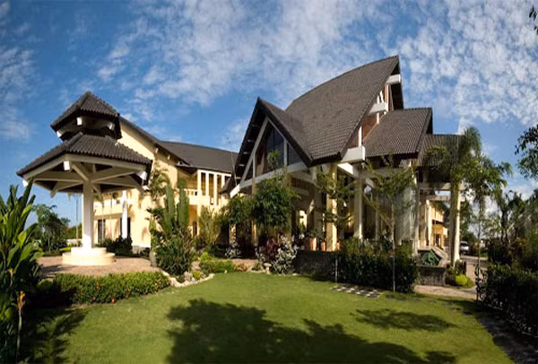 …hay đến từ những góc khuất nơi hành lang còn in dài những vệt nắng đuổi bắt nhau lúc chiều tà.