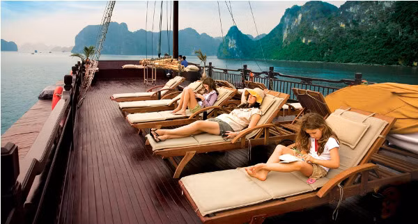 Ngoài sở hữu những cabin rộng nhất với ban công riêng, khu vực dành cho spa và massage riêng biệt, nhà hàng rộng và ngập tràn ánh sáng, du thuyền Paradise này còn có quầy bar và sundeck hoàn hảo. Ngoài sở hữu những cabin rộng nhất với ban công riêng, khu vực dành cho spa và massage riêng biệt, nhà hàng rộng và ngập tràn ánh sáng, du thuyền Paradise này còn có quầy bar và sundeck hoàn hảo.