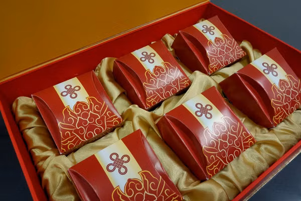 Mỗi hộp bánh bao gồm 6 chiếc bánh nhỏ: 2 nhân sen trắng, 2 nhân khoai môn, 1 nhân cốm và 1 nhân hạt dẻ. Mỗi hộp bánh bao gồm 6 chiếc bánh nhỏ: 2 nhân sen trắng, 2 nhân khoai môn, 1 nhân cốm và 1 nhân hạt dẻ.