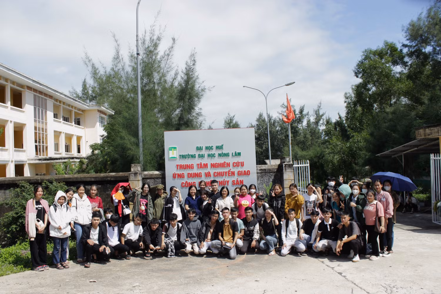 Sinh viên ngành Bệnh học Thủy sản Trường Đại học Nông Lâm (Đại học Huế) tham gia thực địa. Ảnh: NVCC Sinh viên ngành Bệnh học Thủy sản Trường Đại học Nông Lâm (Đại học Huế) tham gia thực địa. Ảnh: NVCC