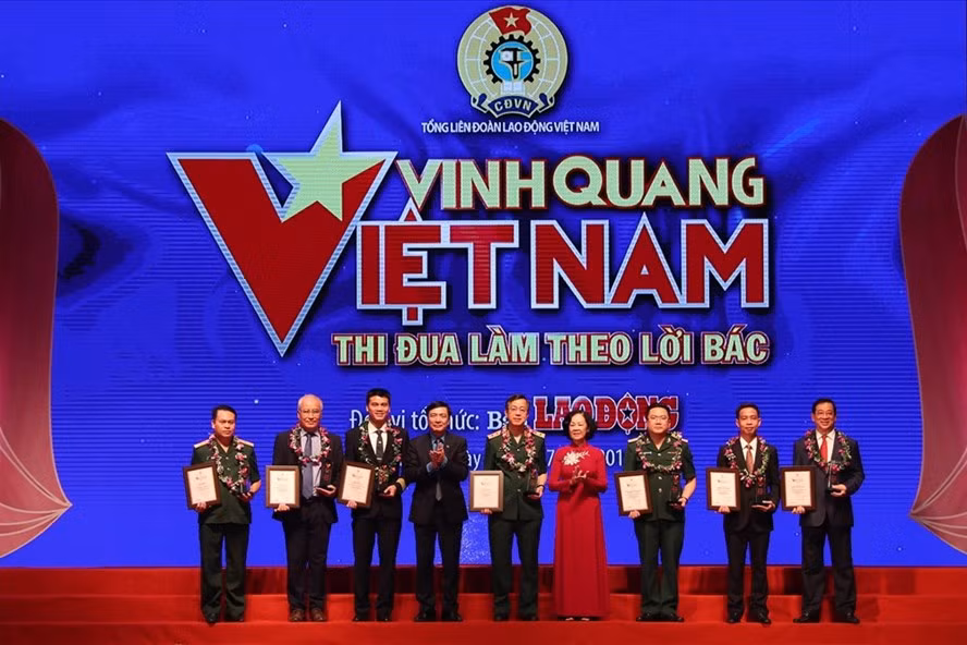 Bà Trương Thị Mai - Ủy viên Bộ Chính trị, Bí thư Trung ương Đảng, Trưởng ban Dân vận Trung ương và ông Bùi Văn Cường - Ủy viên Trung ương Đảng, Chủ tịch Tổng Liên đoàn Lao động Việt Nam tặng hoa, kỷ niệm chương cho các tập thể xuất sắc được vinh danh. Ảnh: Báo Lao Động