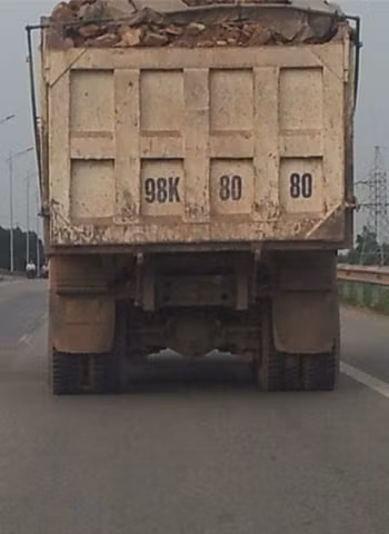 Xe tải chở đất đá không che chắn chạy trên quốc lộ. Ảnh: Duy Hung Xe tải chở đất đá không che chắn chạy trên quốc lộ. Ảnh: Duy Hung