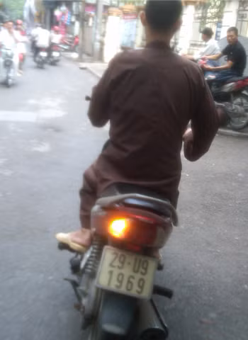 Chú tiểu đánh võng, không đội mũ bảo hiểm, chụp tại phố Yên Hoà, quận Cầu Giấy, TP. Hà Nội. Ảnh: Nguyễn Hoàng Việt