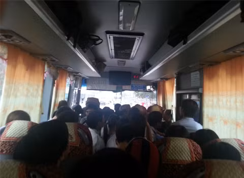 Xe "chất lượng cao" nhồi nhét khách tại Nam Định. Ảnh: Vũ Đức Doanh