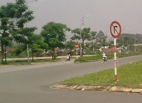 Nhiều tấm biển kỳ lại tại làng ĐH Thủ Đức TP. HCM. Trên hình là biển báo cấm rẽ phải, nhưng thực chất đoạn đường đó là đường hai chiều, thậm chí còn có cả dải ngăn cách nữa, và các phương tiện giao thông vẫn rẽ phải bình thường. Ảnh: Nhữ Đình Hùng