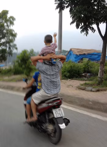 Quá liều. (chụp tại thành phố Lào Cai. Ảnh: Nguyễn Thị Hương)