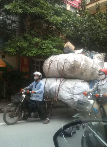 Chở hàng quá cồng kềnh và nguy hiểm. Ảnh: Nguyễn Mạnh Hùng Chở hàng quá cồng kềnh và nguy hiểm. Ảnh: Nguyễn Mạnh Hùng