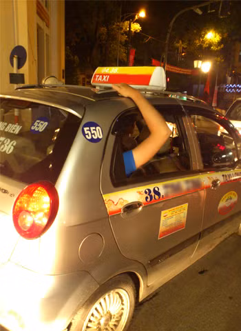 Đi taxi còn phải bám cho chắc ăn. Ảnh: Trương Anh Tuấn Đi taxi còn phải bám cho chắc ăn. Ảnh: Trương Anh Tuấn